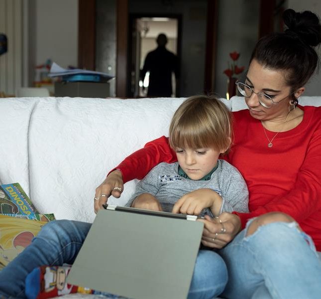 Una familia durante el confinamento