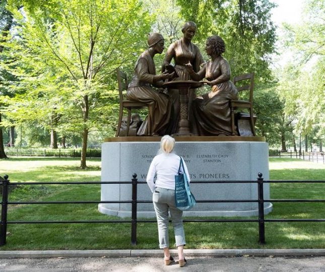 monumento mujeres pioneras