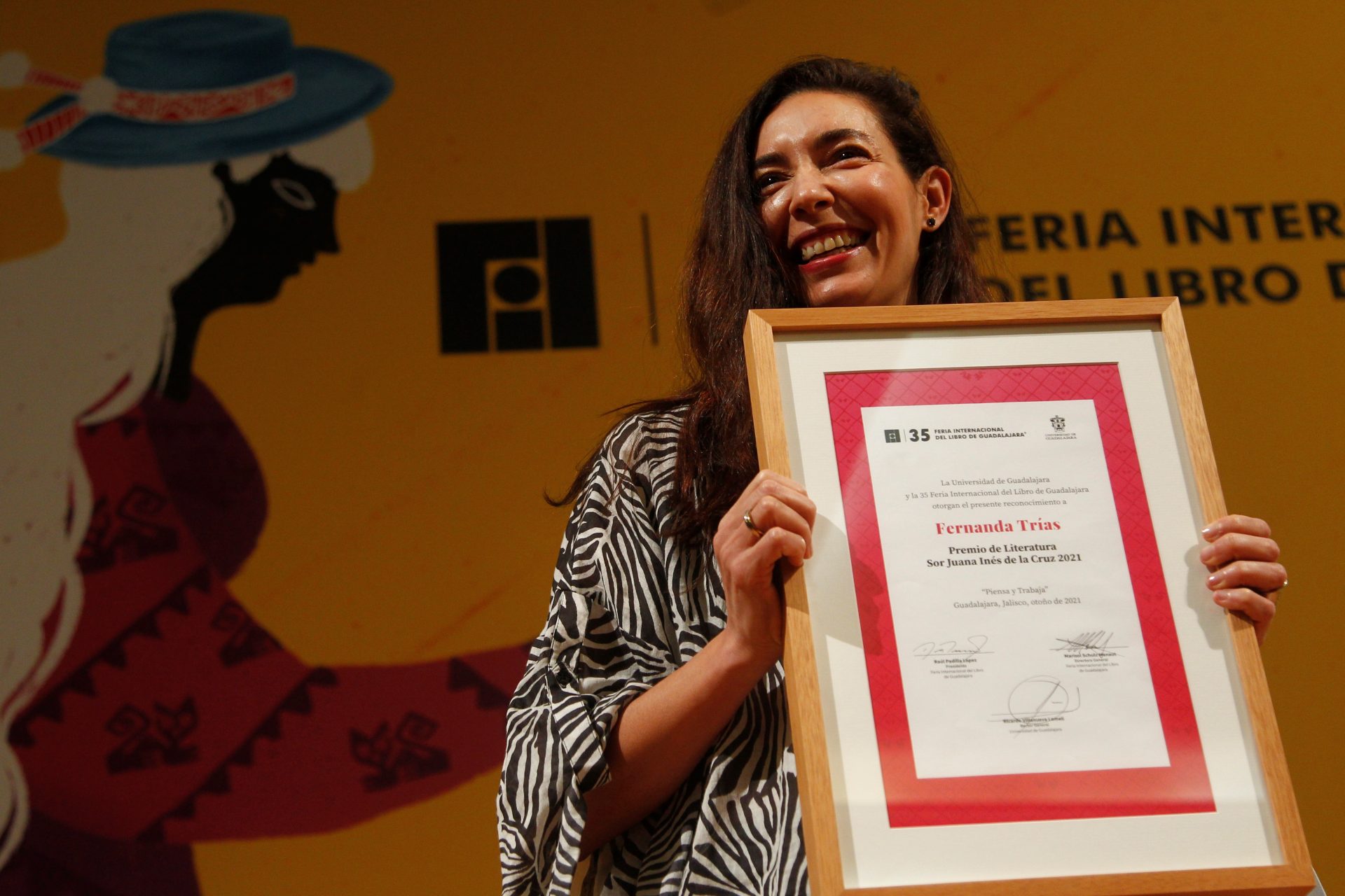 Fernanda Trías posa con el premio Sor Juana Inés de la Cruz. EFE/Francisco Guasco