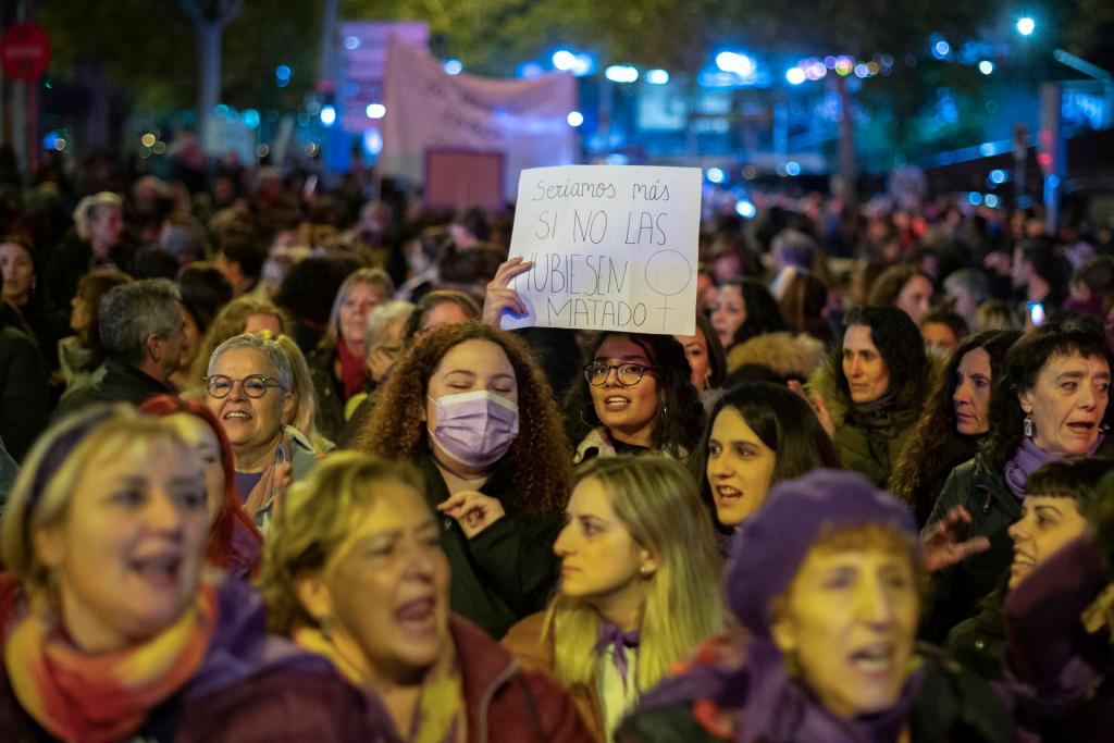 Miles de mujeres en España salen a la calle a exigir el fin de las ...
