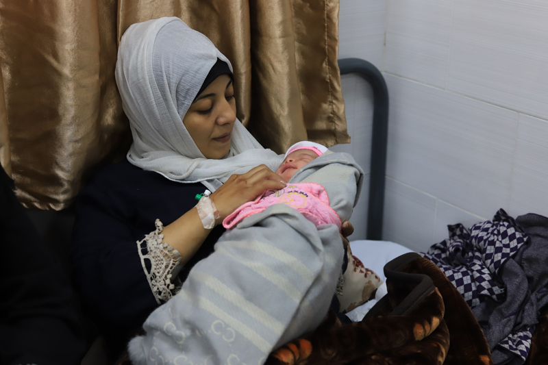 Unas 180 embarazadas darán a luz al día en febrero en Gaza, donde afrontarán riesgo mortal