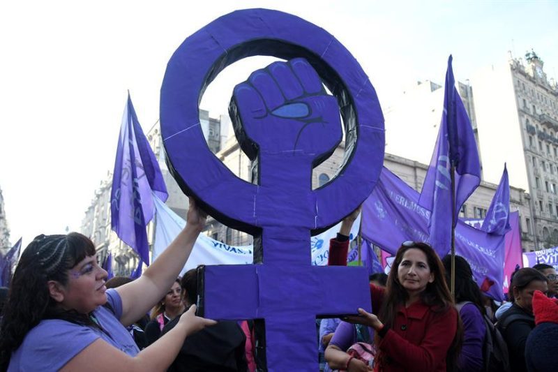 Asociaciones feministas denuncian que se pregunte por "la identidad de género" en Sanidad