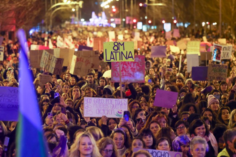 Miles de mujeres salen a las calles en España para clamar por la ...
