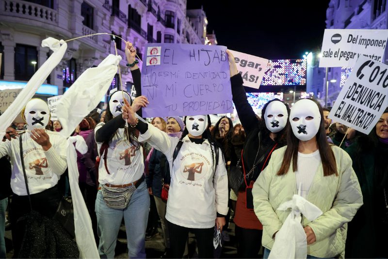 Las mujeres jóvenes que se consideran feministas decae a un 57%
