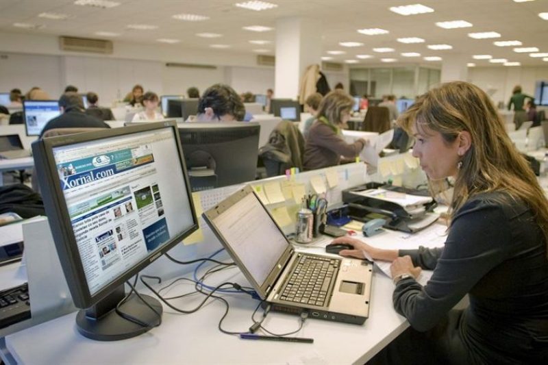 Las mujeres apenas representan el 30 % de las fuentes en los medios de comunicación españoles