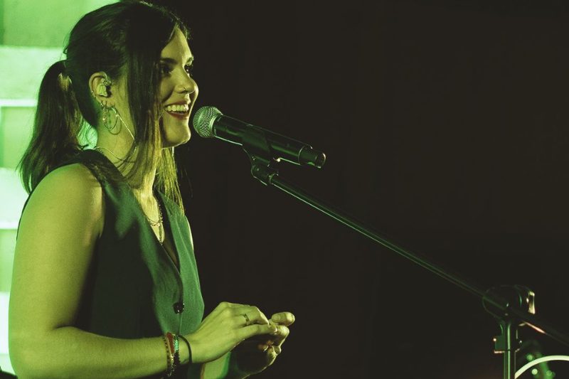 Elvira Sastre reivindica la poesía como motor de cambio en su 'Tour Imposible'