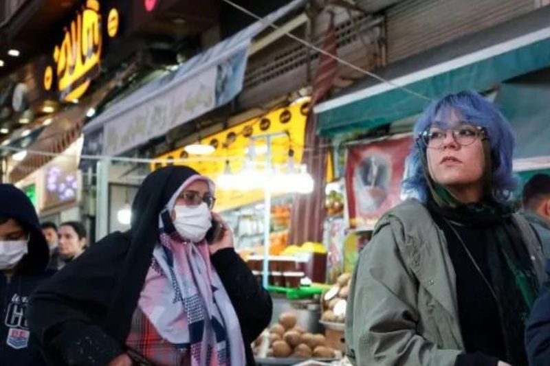 Aumenta la represión contra artistas y mujeres sin velo en Irán