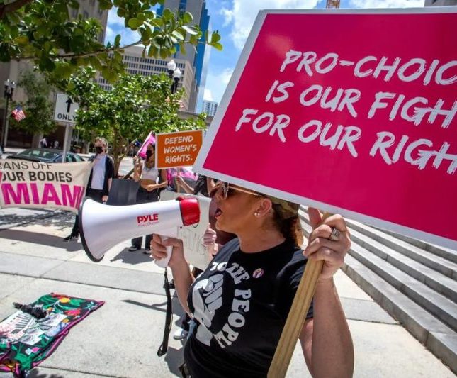 La prohibición del aborto a las seis semanas de embarazo entra en vigor en Florida