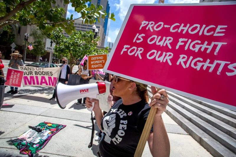 La prohibición del aborto a las seis semanas de embarazo entra en vigor en Florida