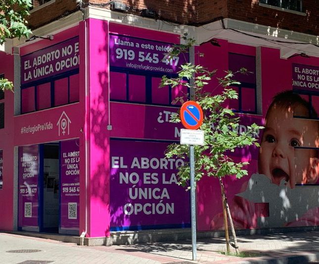 Las dificultades para abortar en España no cesan: sin registro de objetores y con acoso en las clínicas