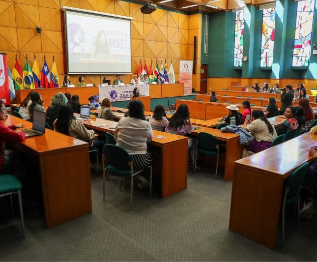 Periodistas feministas analizan la desinformación y los discursos de odio en Ecuador