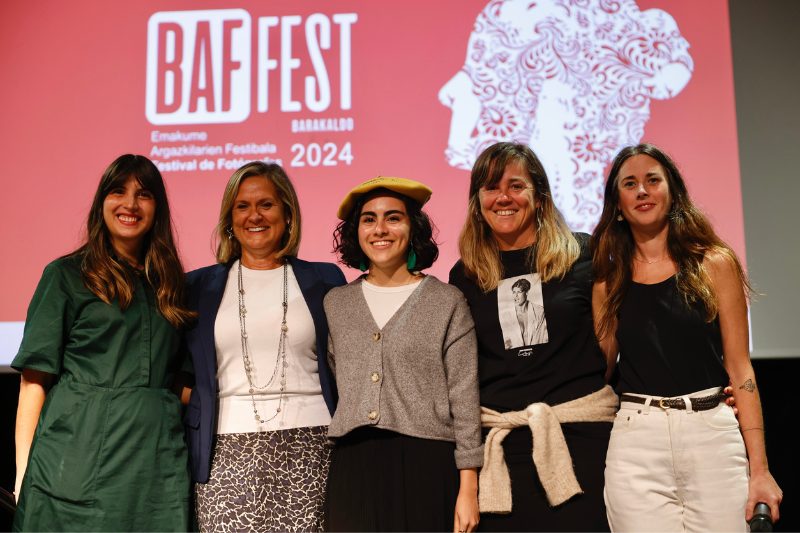 La mexicana Fernanda del Barrio, ganadora de la IX edición del Festival BAFFEST 2024 (centro) rodeada de parte del jurado. Créditos: Festival BAFFEST