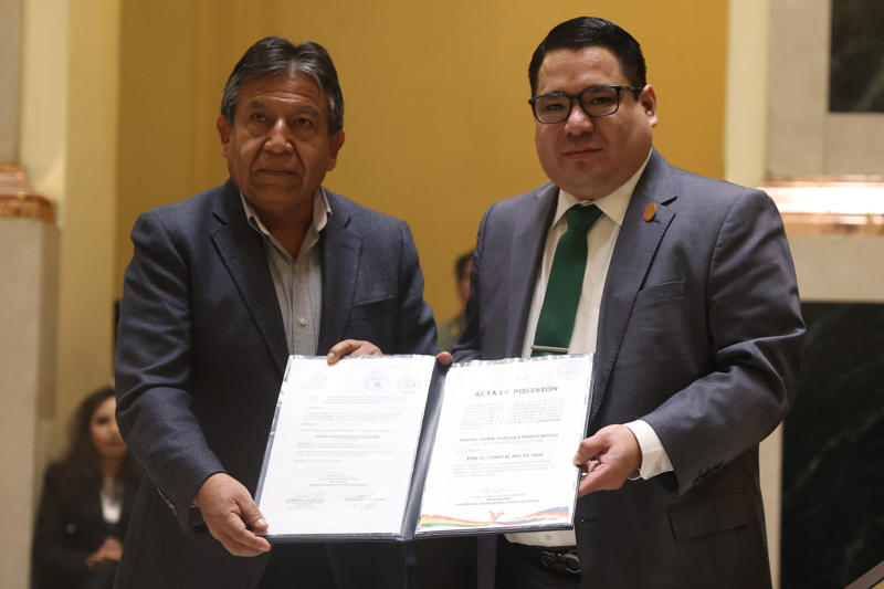 Roger Mariaca (d) y David Choquehuanca posan en la toma de posesión del cargo de fiscal general del Estado de Bolivia