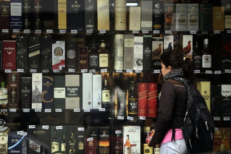 Las diferencias de género en las adicciones en España: Ellas consumen más alcohol y bingo y ellos, cocaína y tragaperras