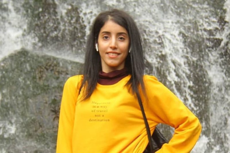 Manahel al Otaibi, activista saudí encarcelada, fue "apuñalada en la cara", alerta una ONG