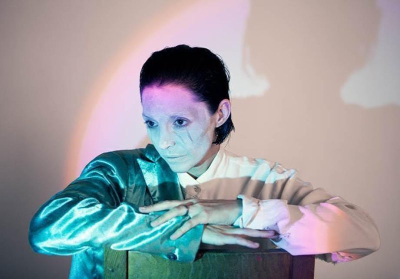 She makes noise aniversario