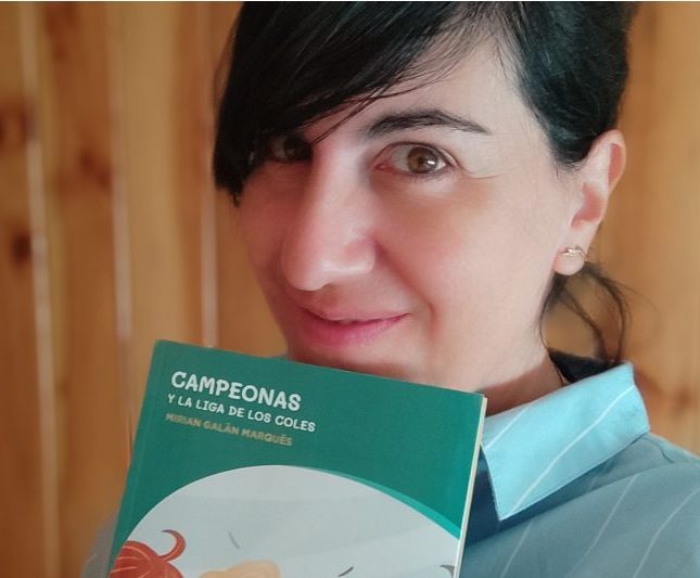 Miriam Galán con su libro 