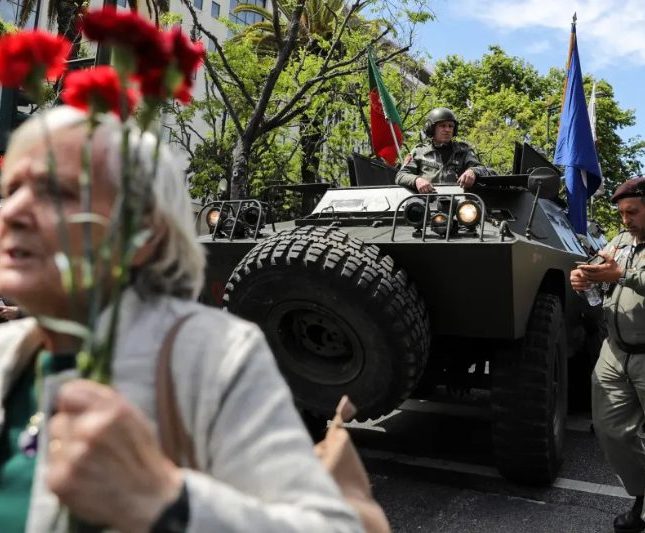 Fallece Celeste Caeiro, la mujer que con sus claveles dio nombre a la revolución en Portugal