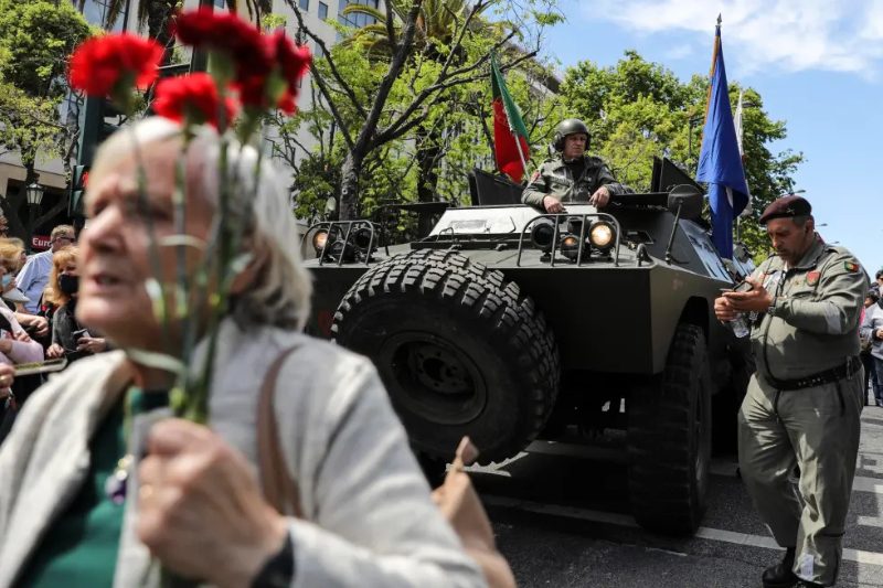 Fallece Celeste Caeiro, la mujer que con sus claveles dio nombre a la revolución en Portugal