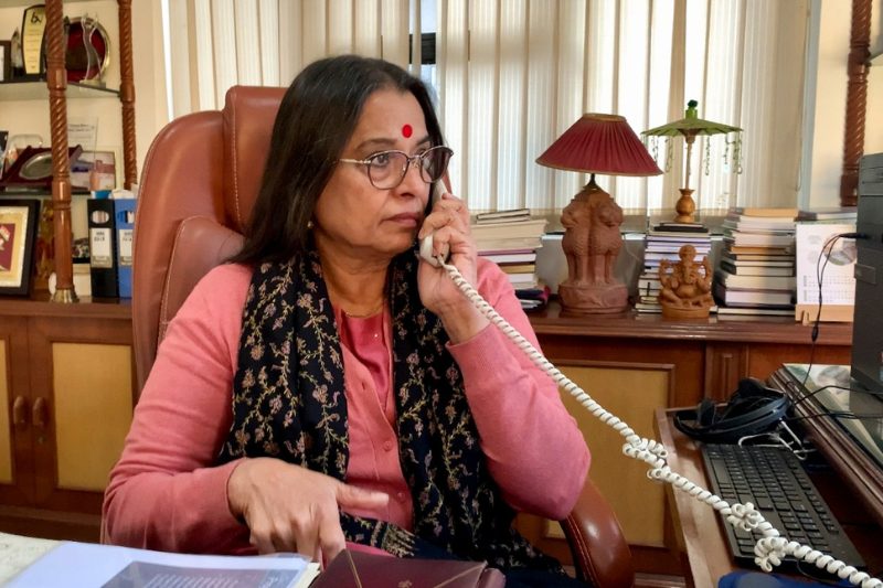 Mujer India invisible víctima medios