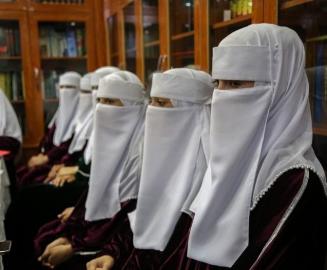 AI represión afganas