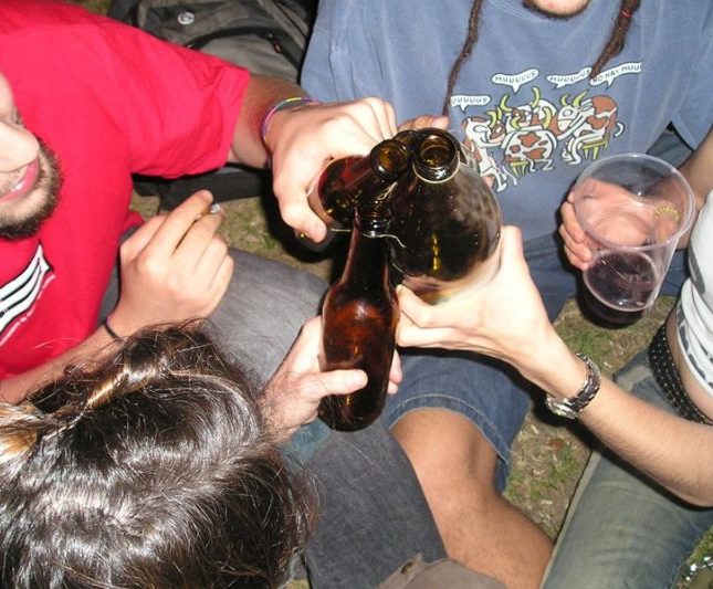 hombres jóvenes bebido sexo