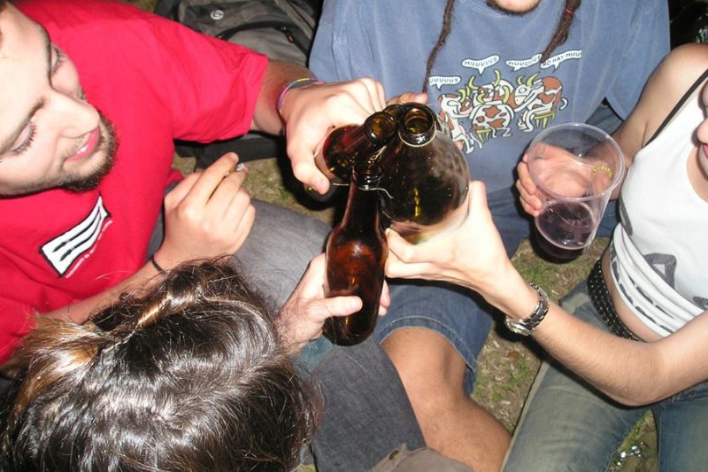 hombres jóvenes bebido sexo