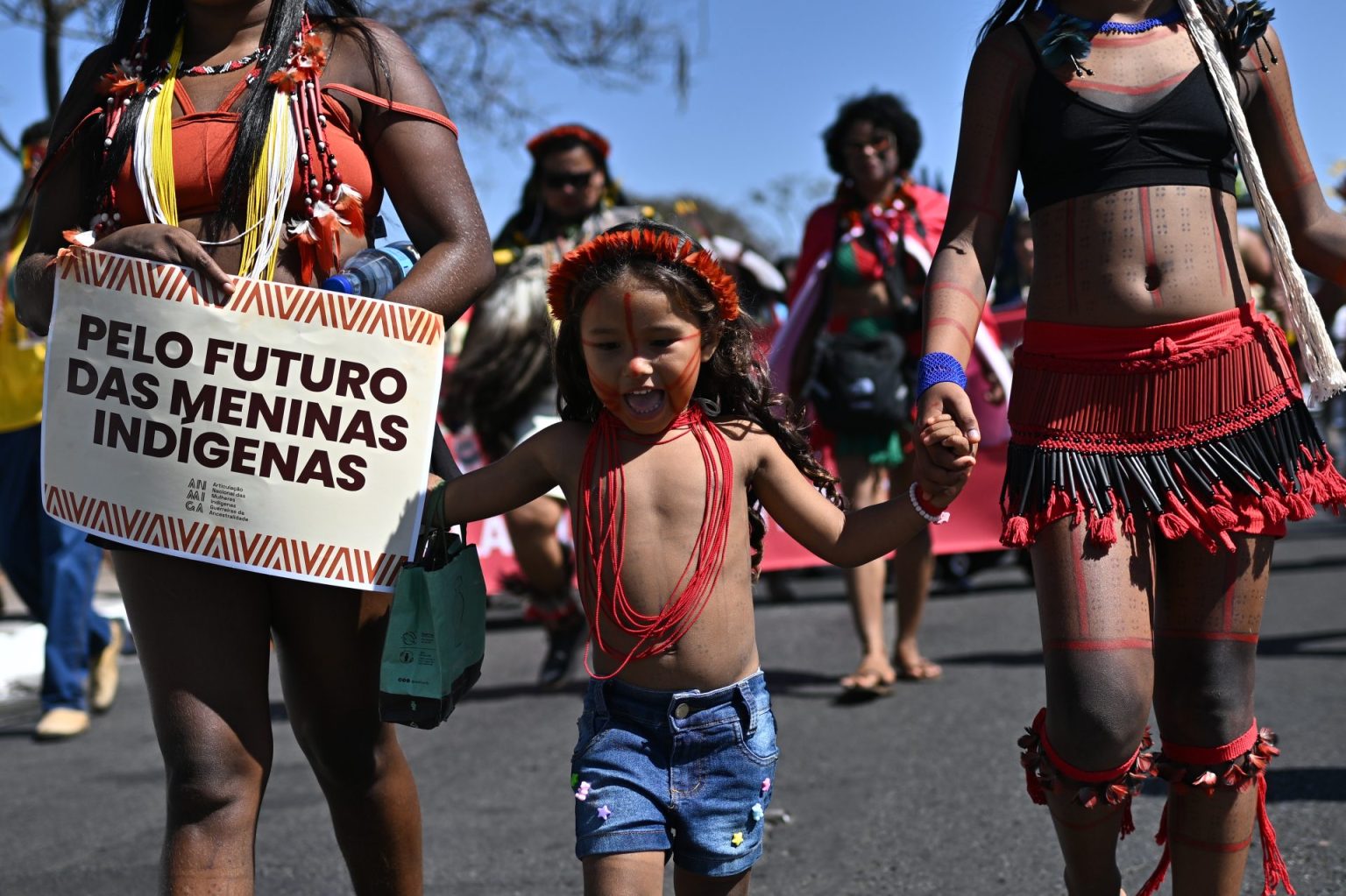Cientos de mujeres indígenas protestan en Brasil contra la violencia de ...