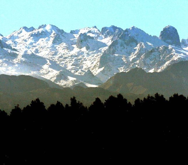 Homenaje en la montaña de Naranjo de Bulnes a las primeras escaladoras. EFE/Esteban Cobo.