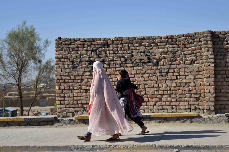 Apagón Afganistán. mujeres y niñas afganas caminando por Kandahar.