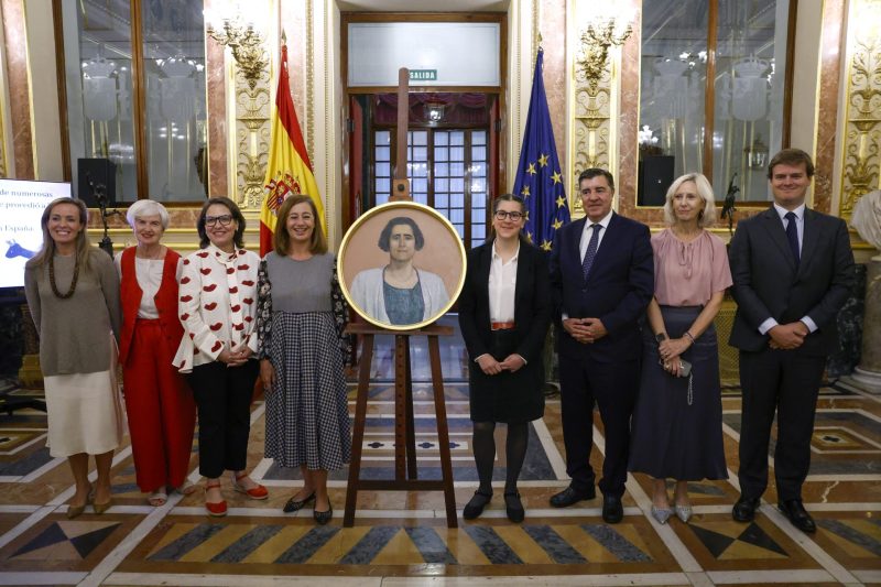 Presentación del tondo de la diputada Clara Campoamor. EFE/Javier Lizón