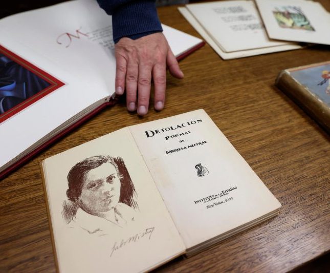 Fotografía del libro 'Desolación' de Gabriela Mistral, en la Biblioteca Nacional de Santiago (Chile)