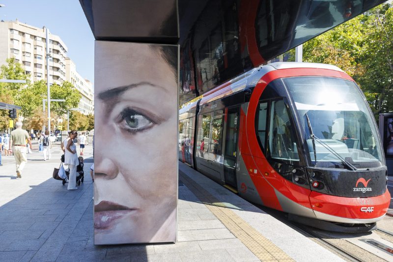 Mujeres transporte. Marquesina de tranvía