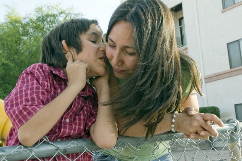 Madre e hijo con necesidades especiales