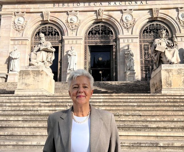 Anna Caballé frente a la fachada de la BNE