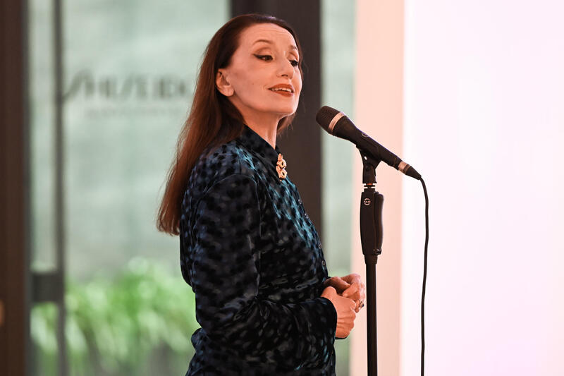 luz casal frente a un micrófono