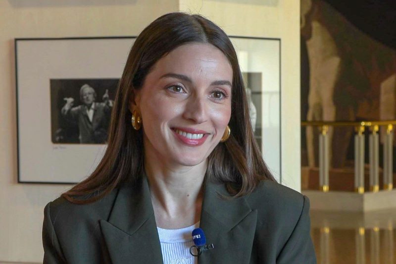 María Valverde dirección