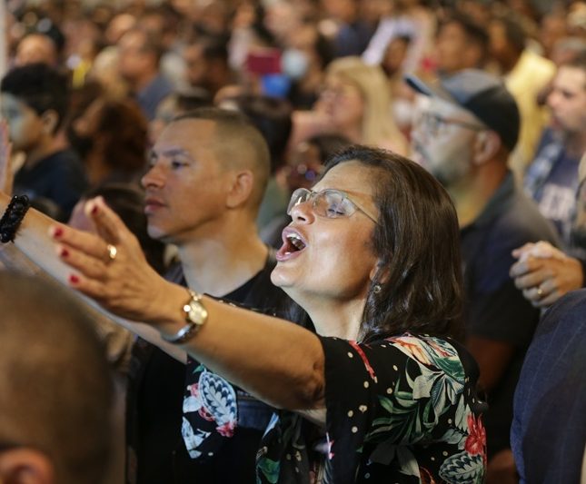 Mujer en evento evangélico.