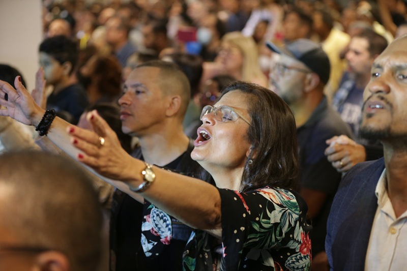 Mujer en evento evangélico.