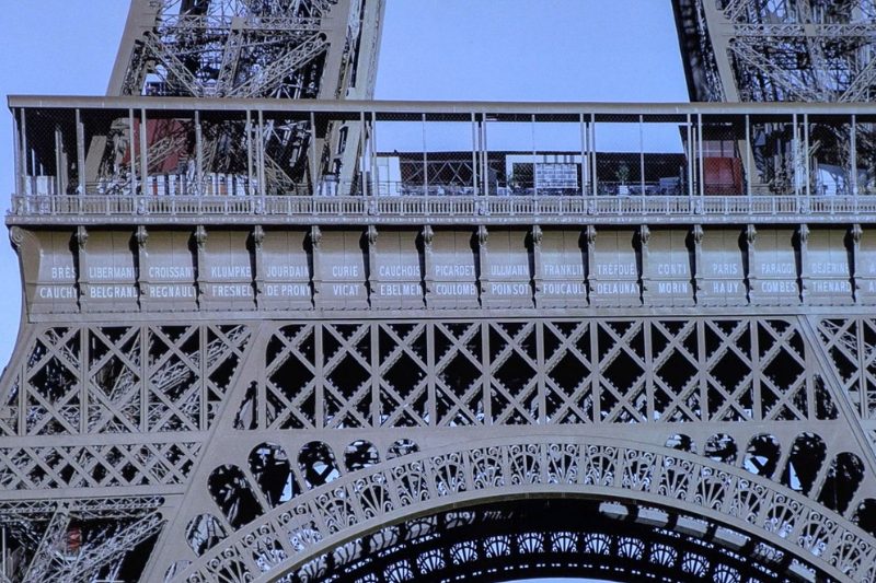 72 científicas en la Torre Eiffel