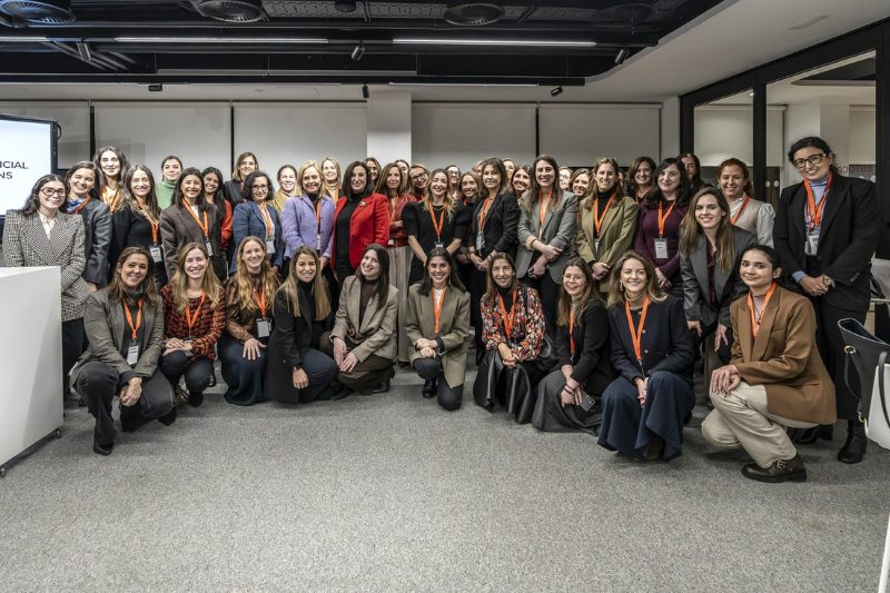 Women Financial Communications talento femenino