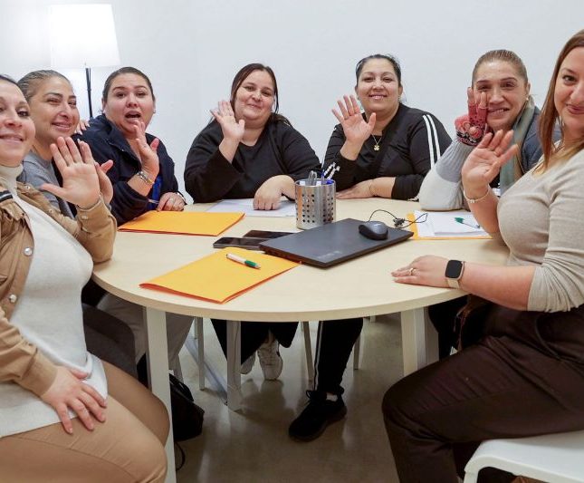 Integrantes del grupo de mujeres que participan en el grupo 'Calí' de la Fundación Secretariado Gitano (FSG) de Palma. EFE/CATI CLADERA