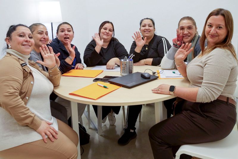 Integrantes del grupo de mujeres que participan en el grupo 'Calí' de la Fundación Secretariado Gitano (FSG) de Palma. EFE/CATI CLADERA