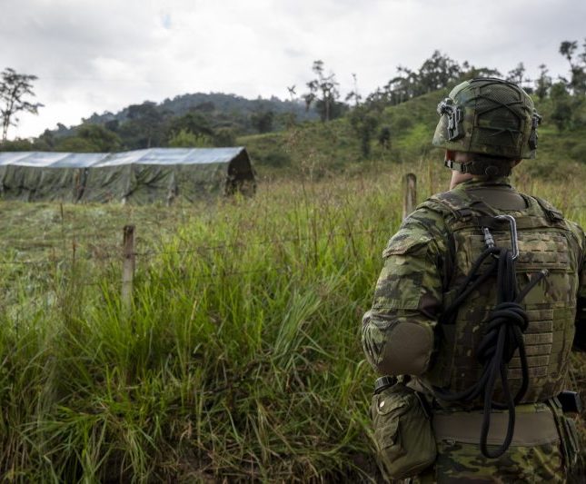 mujer ejército