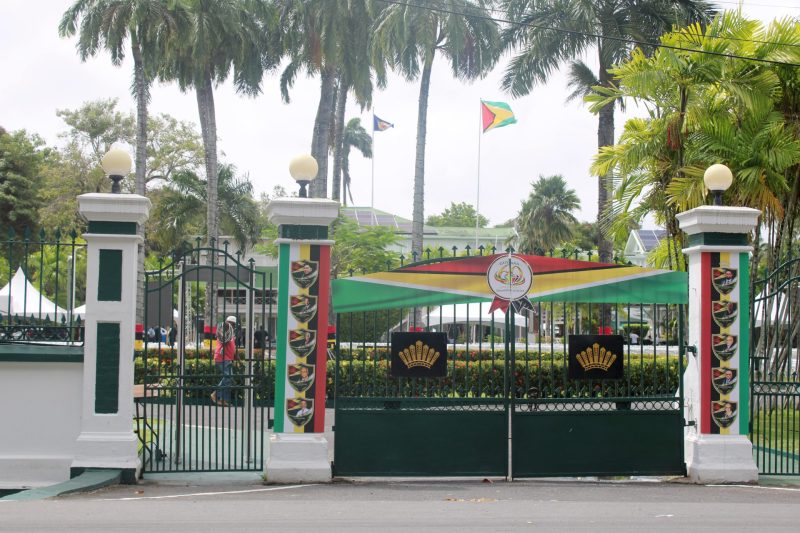 Fotografía que muestra la casa de Gobierno en Georgetown (Guyana) durante la conmemoración del 60 aniversario de su independencia del Reino Unido