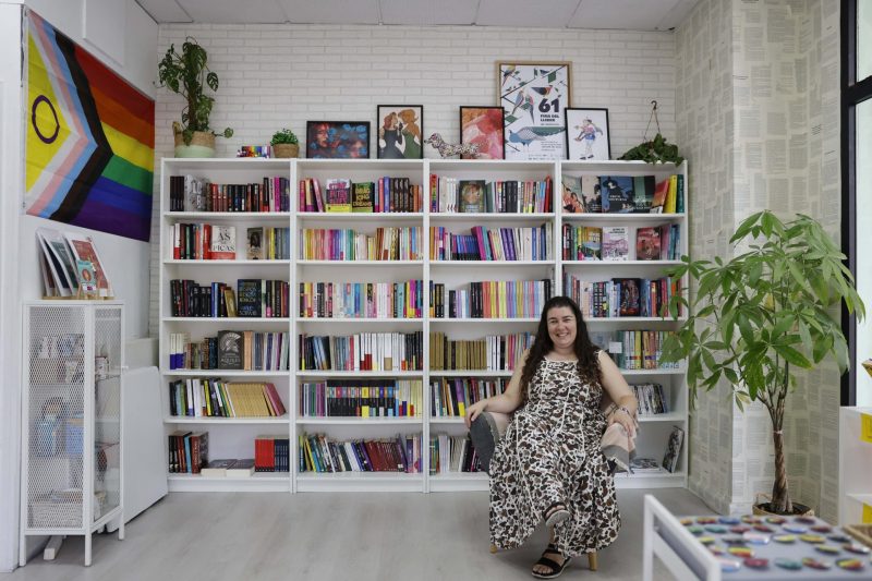 Carla Sáenz en Valencia Contexto Queer sentada en su libreria
