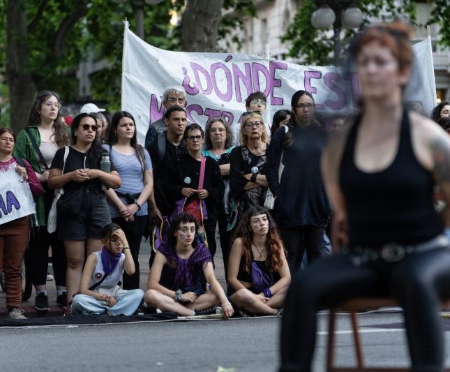 manifestacion uruguay violencia contra la mujer performance 2025