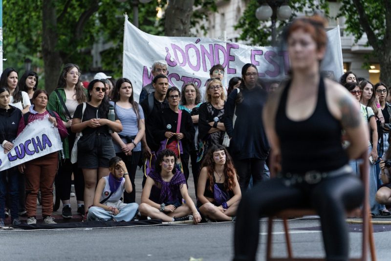 manifestacion uruguay violencia contra la mujer performance 2025