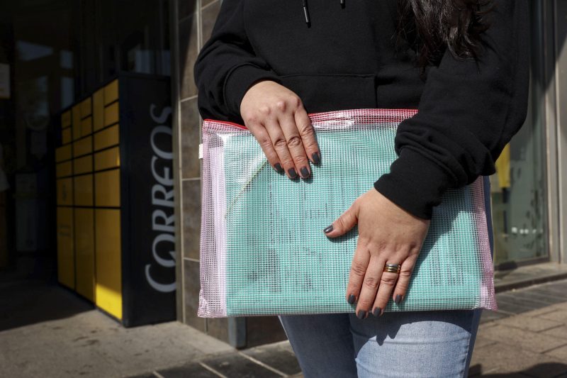 mujer carpeta papeles correos