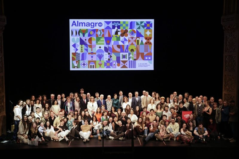 grupo de gente reunida durane pesentación Festival Almagro